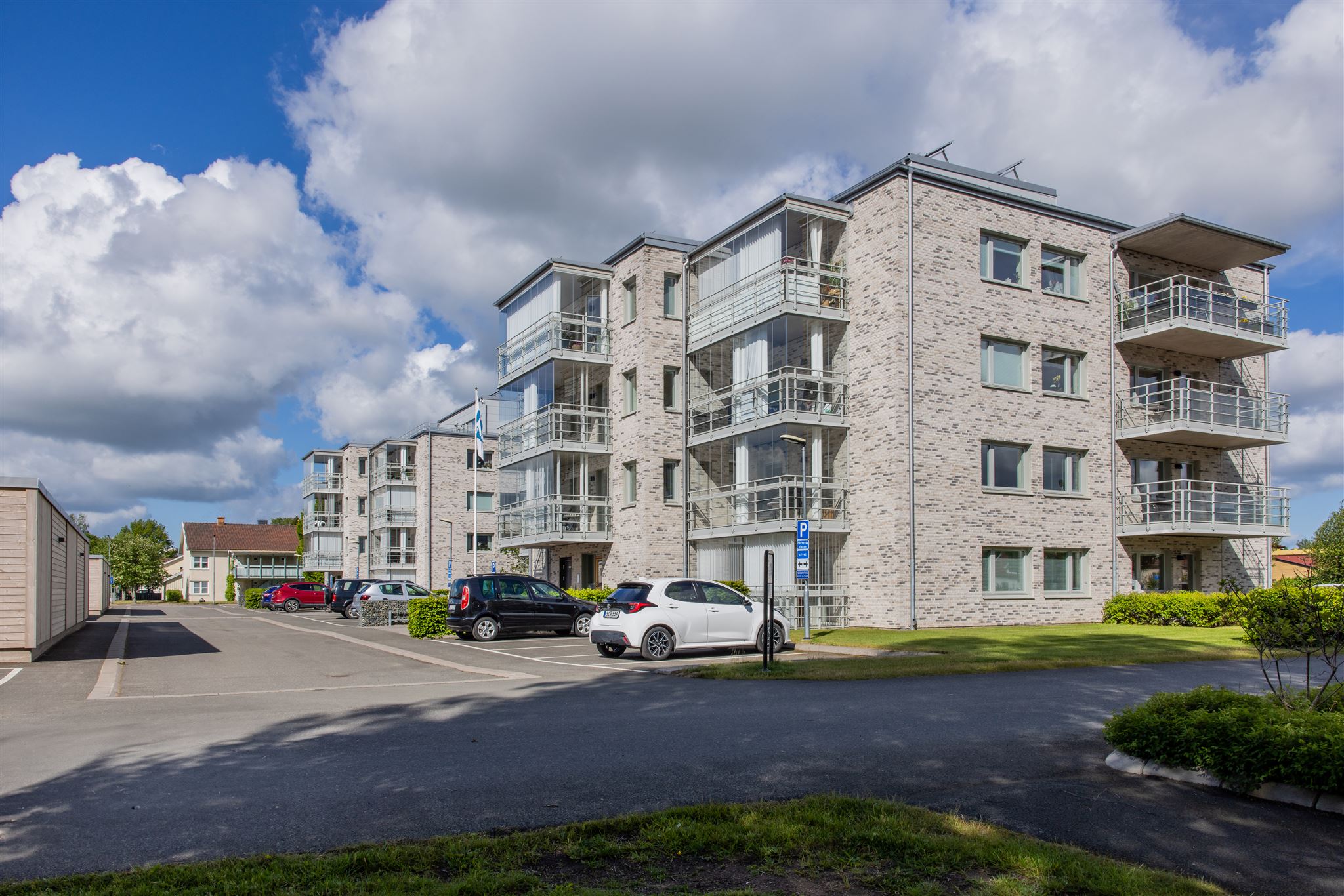 Kort taget bakifrån med parkering