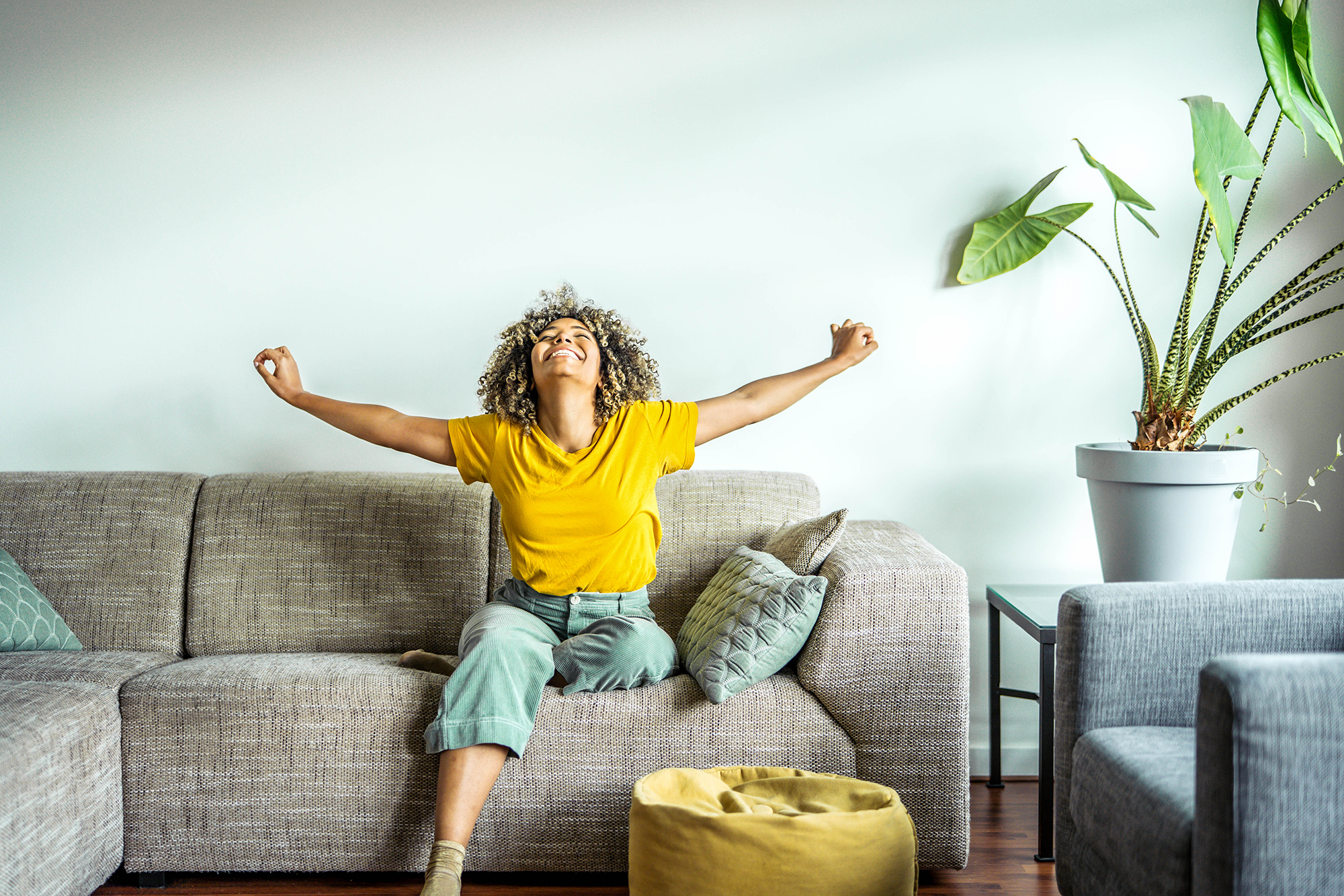 En kvinna i en soffa som visar att hon är lycklig!